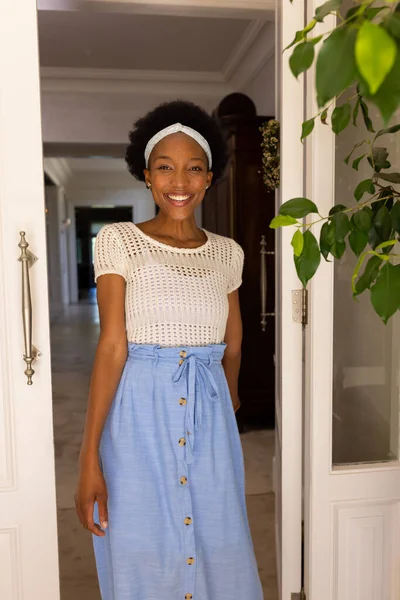 Африканський Американець Посміхається Середині Дорослої Жінки Коротким Волоссям Африканського Кольору — стокове фото