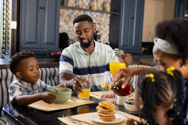 Parents Afro Américains Enfants Ayant Des Crêpes Jus Sur Table — Photo