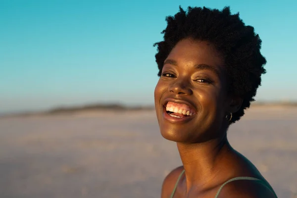 Африканская Средняя Взрослая Женщина Афроволосами Смеющаяся Над Пляжем Ясным Небом — стоковое фото