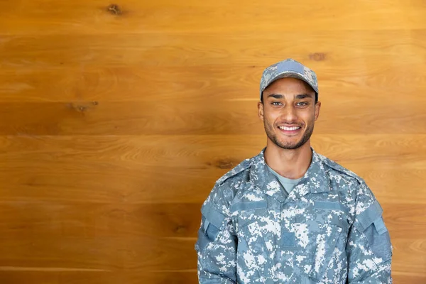 Portrett Lykkelig Soldat Med Uniform Caps Som Ser Kamera Med – stockfoto