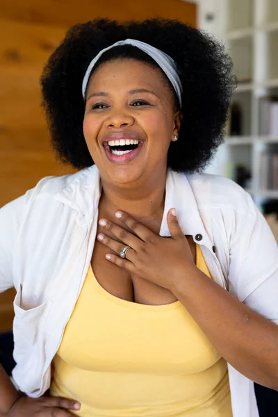 Glad Storlek Afrikansk Amerikansk Kvinna Tittar Bort Och Skrattar Hushållsliv — Stockfoto