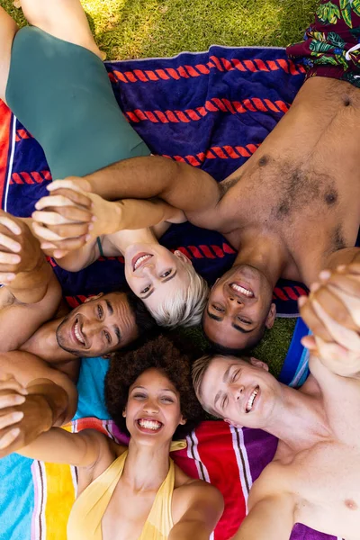 Retrato Feliz Grupo Diverso Amigos Acostados Toallas Tomados Mano Sonriendo — Foto de Stock