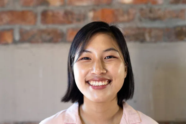 Retrato Feliz Asiático Casual Empresária Sorrindo Contra Parede Tijolo Escritório — Fotografia de Stock