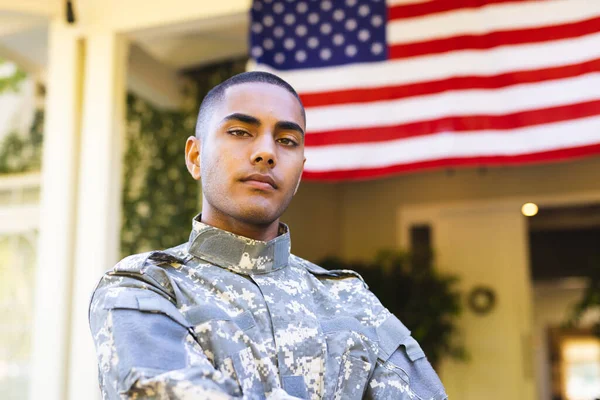 Egy Portré Egy Amerikai Katonáról Aki Katonai Egyenruhát Visel Ház — Stock Fotó