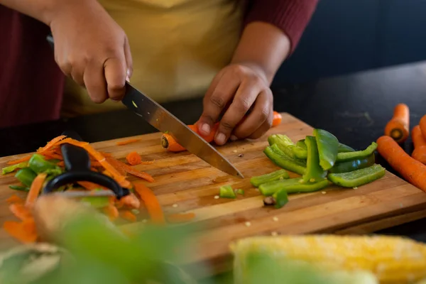 中等身材的非洲裔美国女人做饭 在厨房里切蔬菜 健康饮食 身体包容和生活方式 — 图库照片