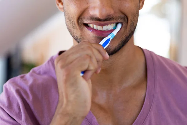 Homem Biracial Sorridente Escovando Dentes Casa Banho Estilo Vida Autocuidado — Fotografia de Stock
