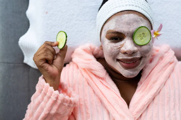 Mutluluk Portresi Artı Boy Afro Amerikan Kadın Güzellik Maskesi Kaplıcada — Stok fotoğraf