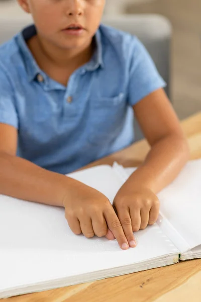 Fehér Vak Fiú Középső Része Braille Könyvet Olvas Otthon Asztalon — Stock Fotó