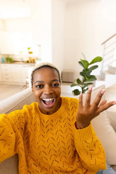混淆不清的非洲裔美国年轻女人 坐在沙发上 短发尖叫 做手势 复制空间 生活方式和家庭观念 — 图库照片