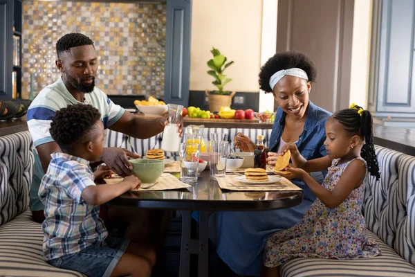 Felices Padres Afroamericanos Niños Desayunando Mesa Comedor Por Mañana Espacio —  Fotos de Stock