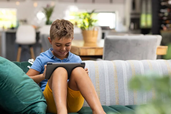 Kaukasiska Pojke Med Digital Tablett Samtidigt Som Kopplar Soffan Vardagsrummet — Stockfoto