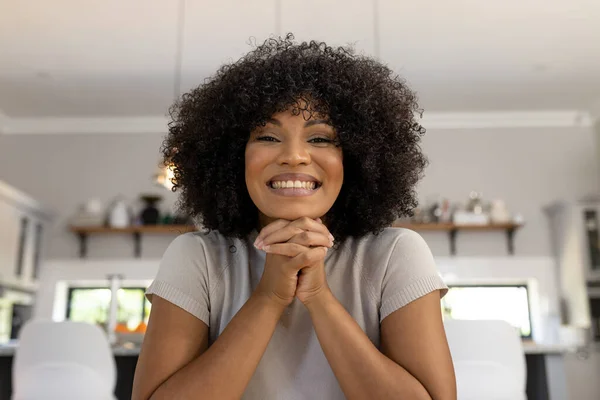 Portret Podekscytowanej Szczęśliwej Dwurasowej Kobiety Afro Siedzącej Domu Wykonującej Wideo — Zdjęcie stockowe