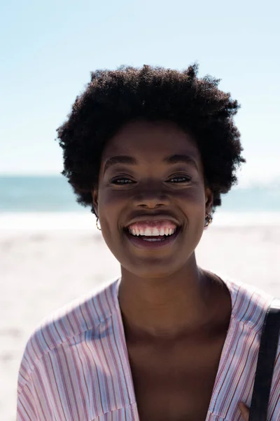 由快乐的非洲裔美国中年女性和非洲裔女性组成的小团体在清澈的天空下享受着海滩 复制空间 生活方式 微笑和夏天的概念 — 图库照片