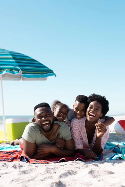 Afrykańscy Amerykańscy Rodzice Dziećmi Śmiejącymi Się Leżącymi Ręcznikach Plaży Pod — Zdjęcie stockowe