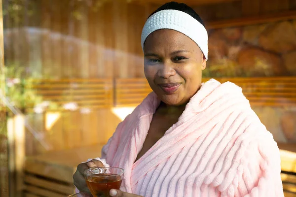 Portret Szczęśliwej Afrykanki Rozmiar Amerykańskiej Kobiety Szlafroku Opasce Pijącej Herbatę — Zdjęcie stockowe
