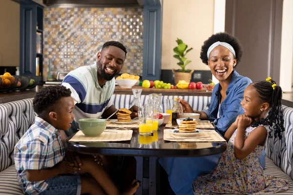 Fröhliche Afrikanisch Amerikanische Eltern Und Kinder Unterhalten Sich Beim Frühstück — Stockfoto