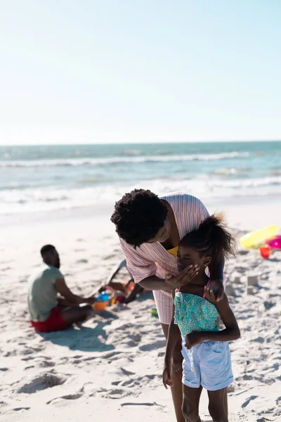 Afrikansk Amerikansk Mor Applicerar Solkräm Flickans Ansikte Stranden Mot Klar — Stockfoto