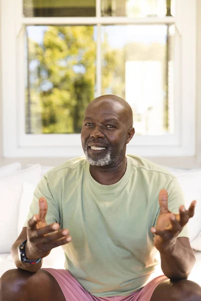 Portret Van Een Gelukkige Senior Afro Amerikaanse Man Met Videogesprekken — Stockfoto