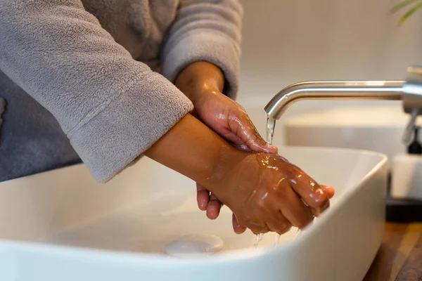 Bagian Tengah Ukuran African American Wanita Mengenakan Jubah Mencuci Tangan — Stok Foto