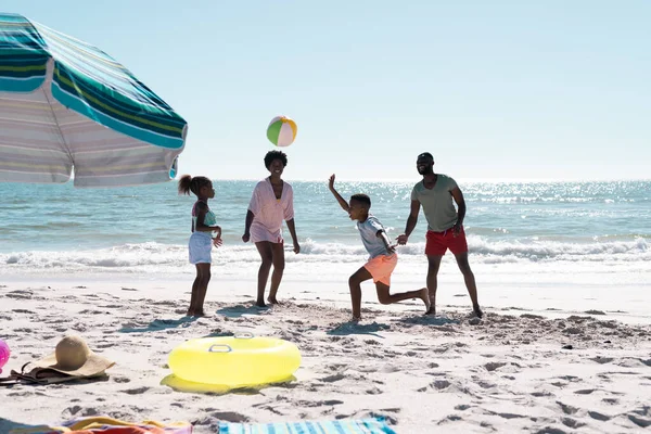 海と空を眺めながら アフリカ系アメリカ人の子供や両親がボールで遊んでいます コピースペース 変更されていない 一緒に 子供時代 ピクニック 楽しみと夏 — ストック写真