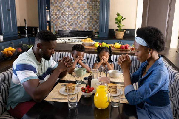 非洲裔美国人的父母和孩子们在早餐前在饭桌上说着优雅的话 不变的家庭 宗教和家庭观念 — 图库照片