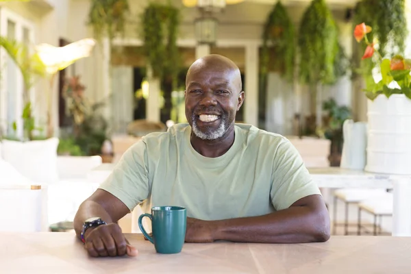 Retrato Afro Americano Feliz Com Uma Chávena Café Fazer Uma — Fotografia de Stock