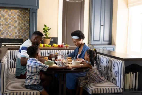 非洲裔美国人的父母和孩子早上在饭桌边吃新鲜早餐 复制空间 不变的家庭 食物和家庭观念 — 图库照片