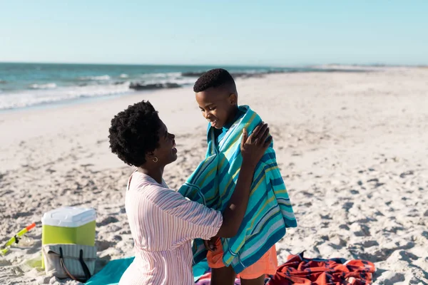 Donna Afroamericana Avvolgendo Asciugamano Intorno Figlio Bagnato Mentre Trascorre Tempo — Foto Stock