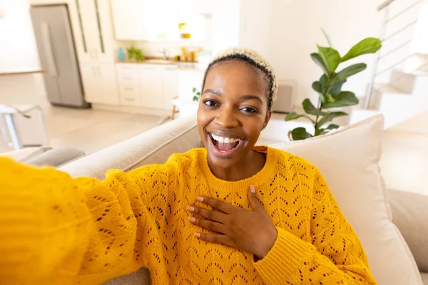 Veselá Afro Americká Mladá Žena Křičí Gestikuluje Zatímco Bere Selfie — Stock fotografie