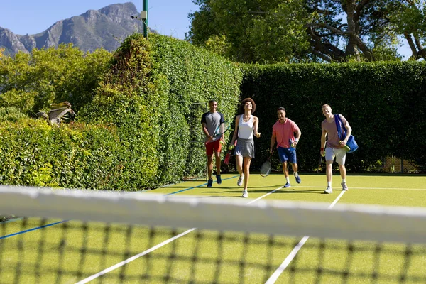 各色人等的快乐朋友们一起来到网球场 积极的生活方式 闲暇时间 竞争和友谊 — 图库照片