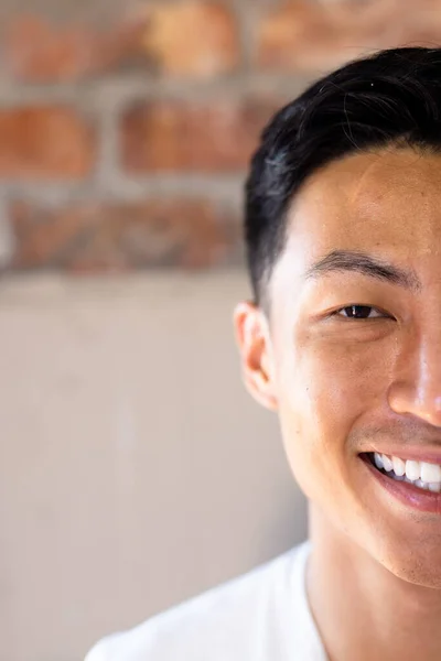Pół Twarzy Portret Zbliżenie Szczęśliwy Azjatycki Dorywczy Biznesmen Uśmiechnięty Przestrzeń — Zdjęcie stockowe