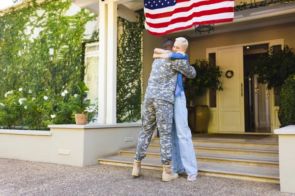 Lykkelig Hvit Kvinne Etnisk Soldat Som Omfavner Utenfor Huset Amerikansk – stockfoto