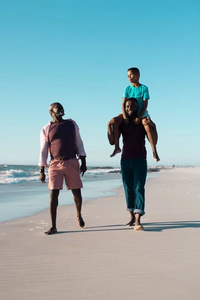 Африканский Американец Несет Сына Плечах Время Прогулки Старшим Отцом Пляже — стоковое фото