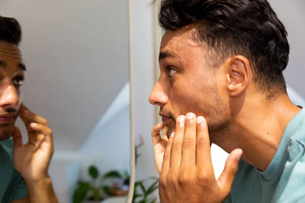 Homem Biracial Tocando Seu Rosto Olhando Espelho Casa Banho Estilo — Fotografia de Stock