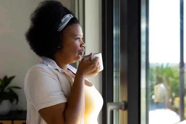 Pensativo Más Tamaño Mujer Afroamericana Mirando Través Ventana Beber Café —  Fotos de Stock