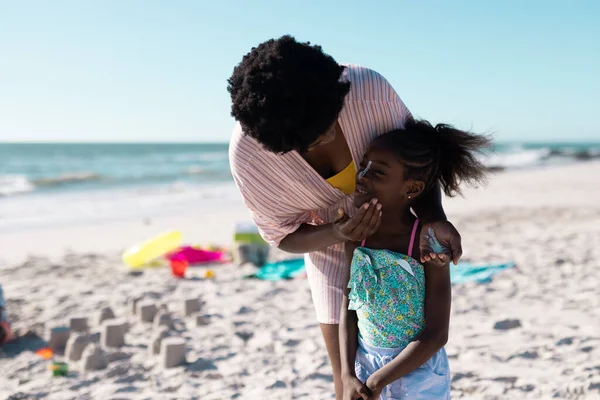 Африканская Американская Мать Нанесла Солнцезащитный Крем Лицо Дочери Пляже Против — стоковое фото