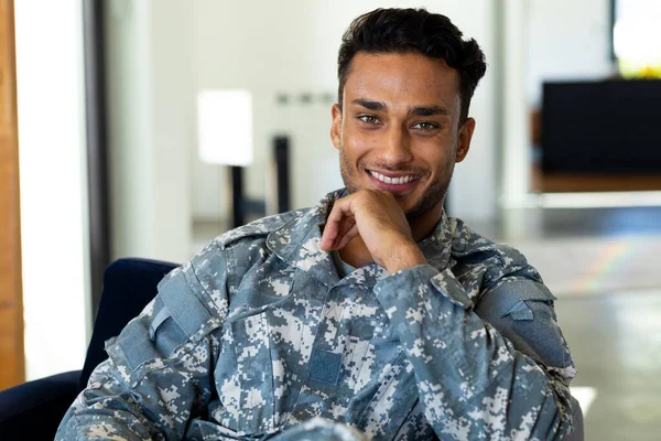 Retrato Feliz Soldado Birracial Masculino Vestindo Uniforme Militar Sentado Poltrona — Fotografia de Stock