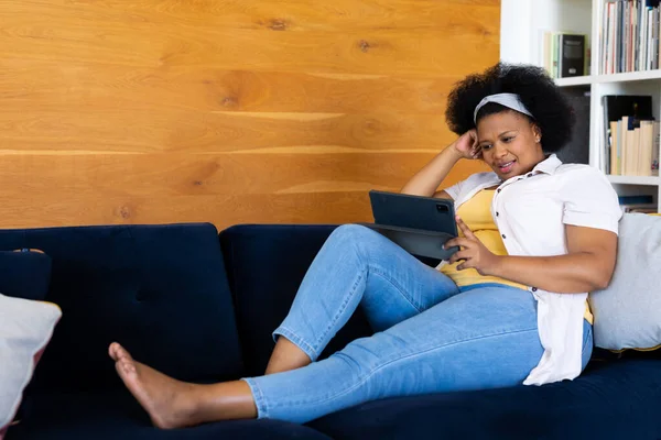 Happy Size Afrikanisch Amerikanische Frau Entspannt Auf Dem Sofa Und — Stockfoto