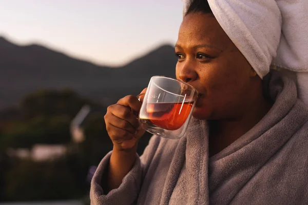 Boldog Plusz Méretű Afro Amerikai Köntösben Törölközővel Fején Teát Iszik — Stock Fotó