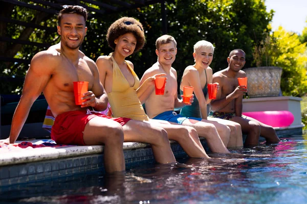 快乐多样的一群朋友在游泳池派对上 在花园里举着塑料杯的肖像 生活方式 派对和夏天 — 图库照片