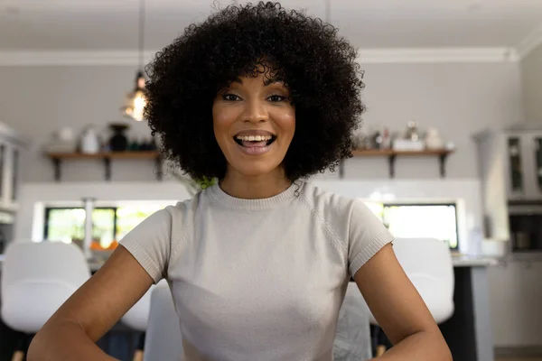 Retrato Mulher Biracial Feliz Com Afro Sentado Casa Fazendo Videochamada — Fotografia de Stock