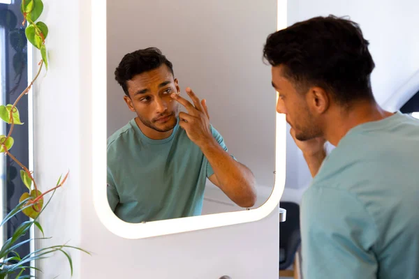 Homem Biracial Olhando Para Mesmo Espelho Banheiro Aplicando Sob Creme — Fotografia de Stock