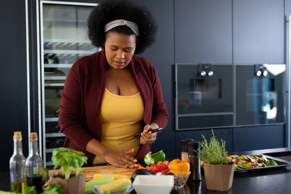 Happy Size African American Woman Preparing Dinner Chopping Vegetables Kitchen — Stock Photo, Image