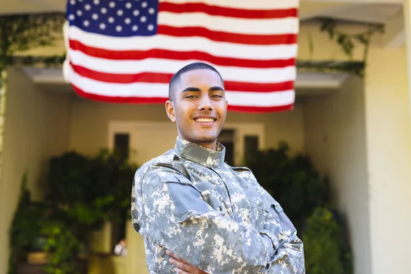 Retrato Soldado Americano Birracial Feliz Usando Uniforme Militar Fora Casa — Fotografia de Stock
