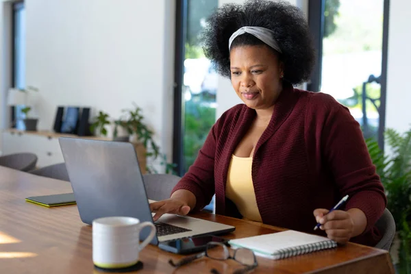 Boldog Plusz Méretű Afro Amerikai Asztalnál Laptopot Használ Jegyzetel Kommunikáció — Stock Fotó