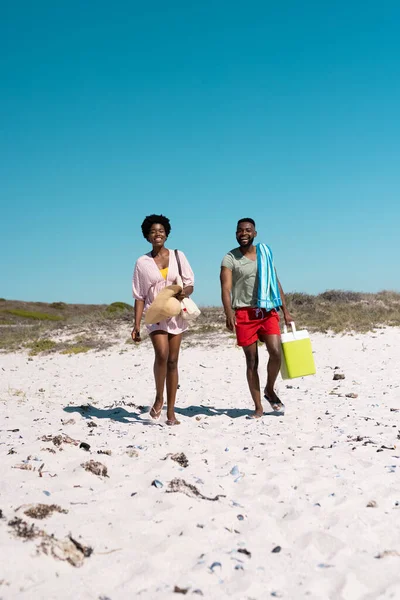 Африканська Щаслива Подружня Пара Яка Ходить Піщаному Пляжу Проти Ясного — стокове фото