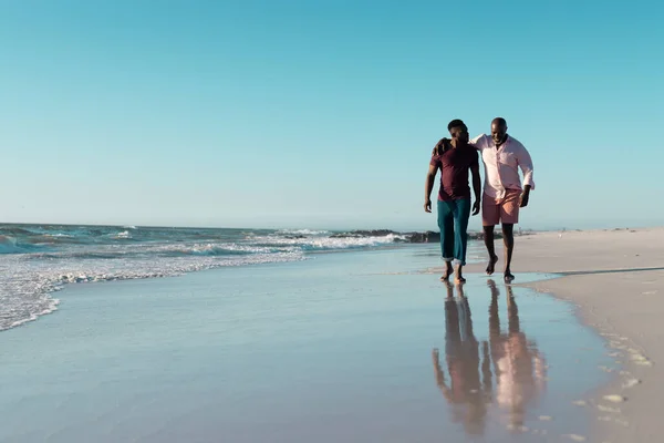 アフリカ系アメリカ人の成人男性のシニア父親と海岸で澄んだ空 コピースペースに向かって歩いている 変更されていない 一緒に 楽しみと夏の概念 — ストック写真