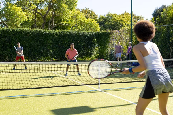 Glad Mångsidig Grupp Vänner Som Spelar Tennis Tennisbanan Aktiv Livsstil — Stockfoto