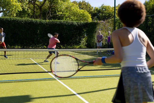 Glad Mångsidig Grupp Vänner Som Spelar Tennis Tennisbanan Aktiv Livsstil — Stockfoto