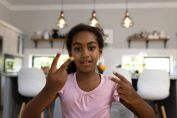 Retrato Menina Biracial Feliz Fazendo Videochamada Casa Gesticulando Com Dedos — Fotografia de Stock